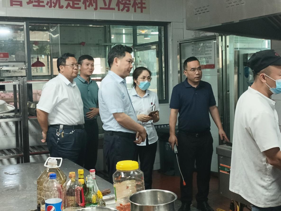 圖二 向乾勇率隊觀看我食堂工作人員正確使用天然氣操作流程,并詳細(xì)了解灶具的各項功能,詢問當(dāng)灶具損壞或者意外熄火時,天然氣是否自動關(guān)閉,查驗食堂消防安全設(shè)施,是否有滅火器及燃?xì)庑孤﹫缶?,滅火器是否在保質(zhì)期內(nèi),食堂工作人員是否能規(guī)范使用滅火設(shè)備,強調(diào)學(xué)校燃?xì)獍踩闹匾?,現(xiàn)場指出燃?xì)獍踩ぷ魃洗嬖诘膯栴}。