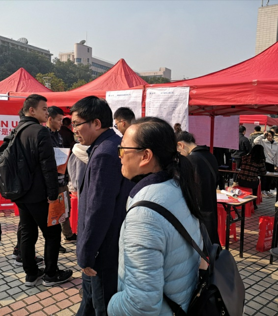 書記考察招聘會(huì)現(xiàn)場
