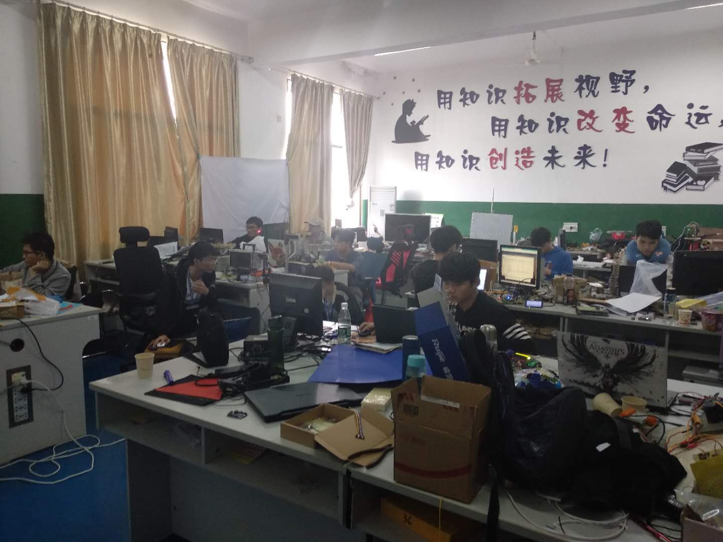 電子設(shè)計大賽選手在緊張制作作品