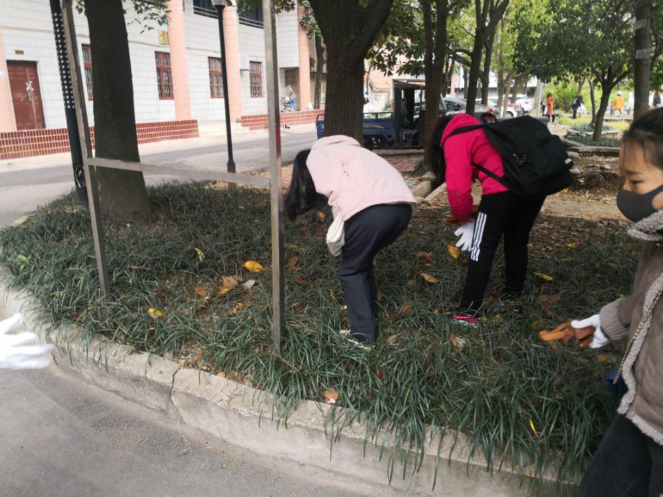 同學(xué)們認(rèn)真清掃