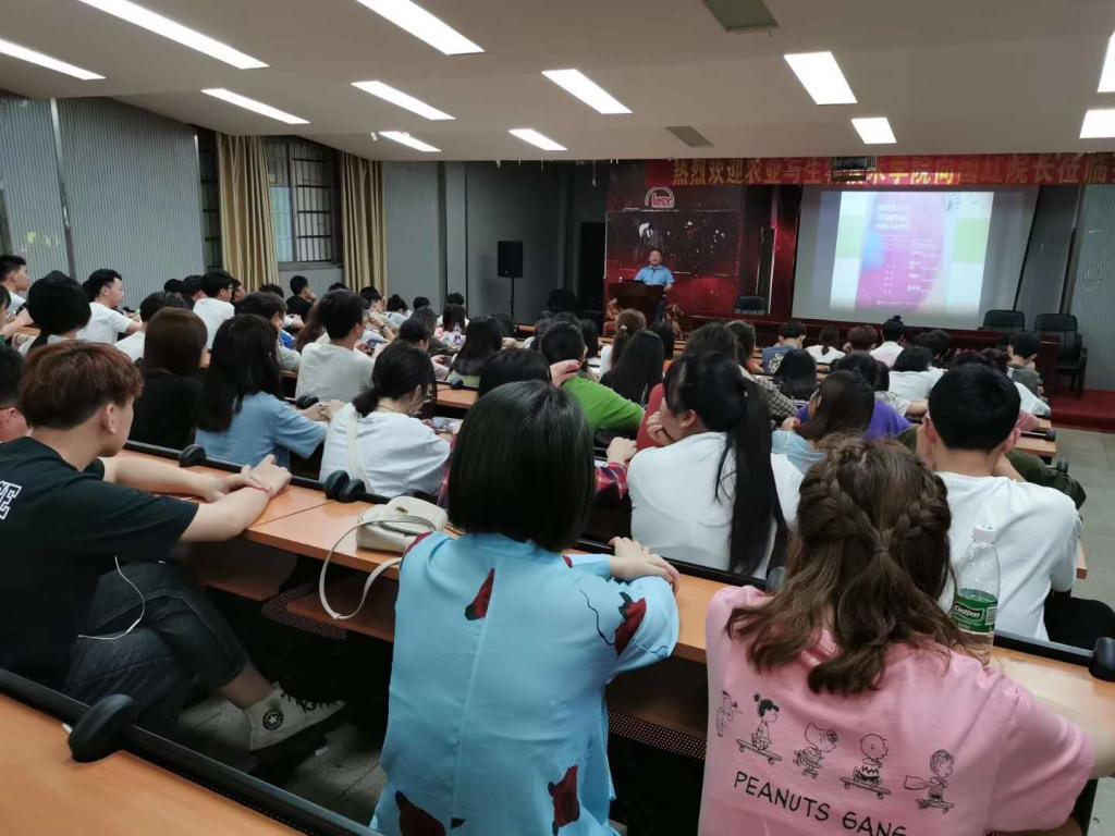 向院長結(jié)合我校的實(shí)際情況與我院師生進(jìn)行交流