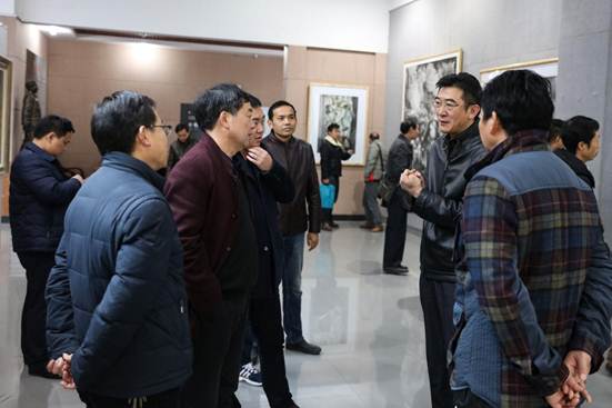 劉和云校長參觀教師作品展4