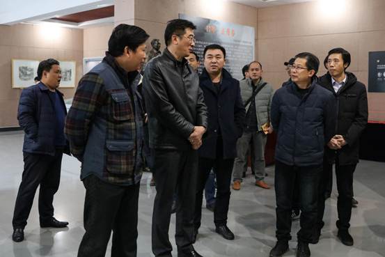 劉和云校長參觀教師作品展3