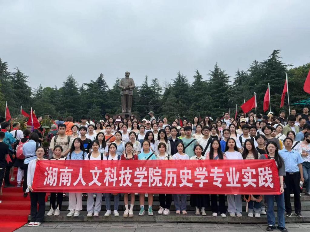 (在銅像廣場(chǎng)感悟毛澤東思想)