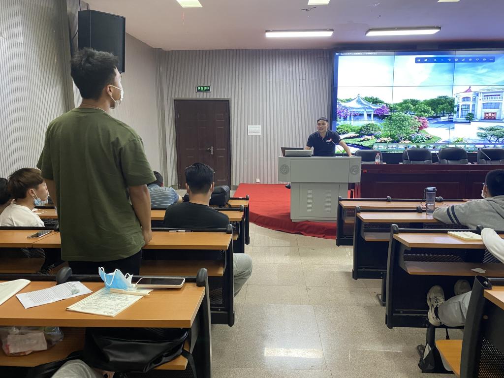 圖四:譚鐵牛董事長(zhǎng)與朱暄同學(xué)互動(dòng)