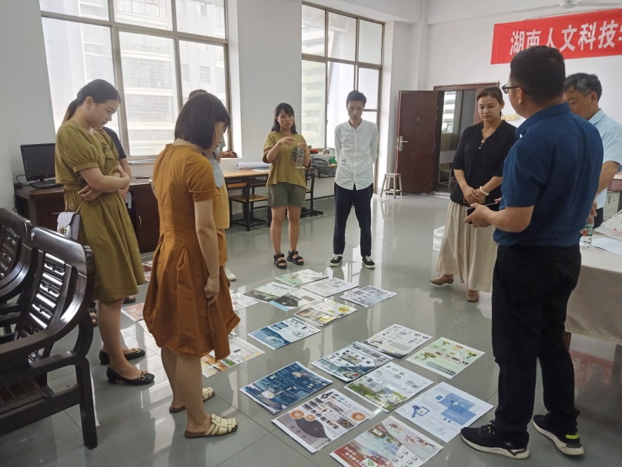 圖二:湖南人文科技學(xué)院大學(xué)生工業(yè)設(shè)計(jì)大賽作品評(píng)審現(xiàn)場