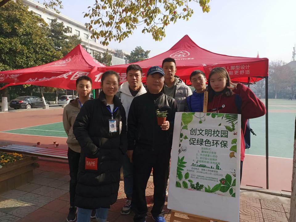 (獲獎(jiǎng)?wù)吲c工作人員合影留念)