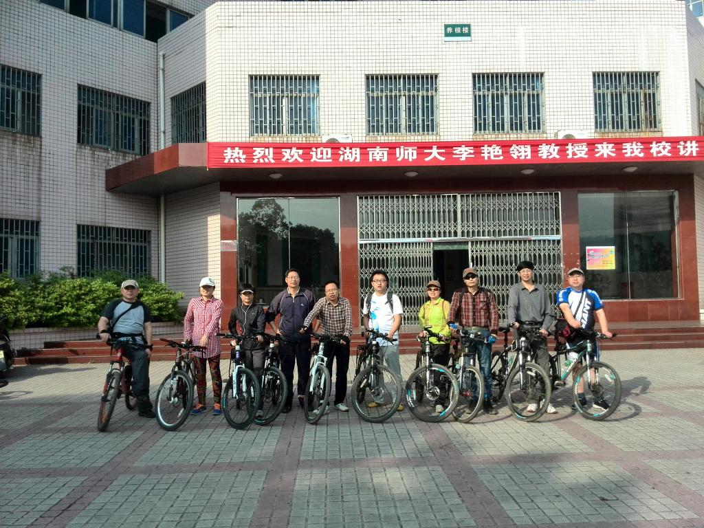 自行車隊伍整裝待發(fā)
