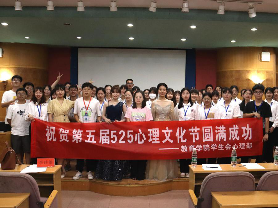 思想風(fēng)采展活動(dòng)合影