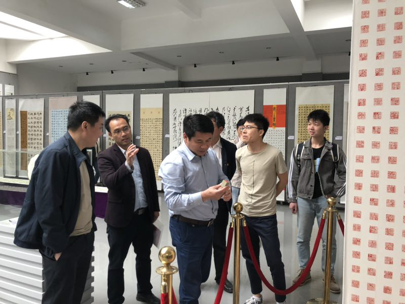 (圖為校長周發(fā)明指導(dǎo)工作)(圖為校長周發(fā)明指導(dǎo)工作)