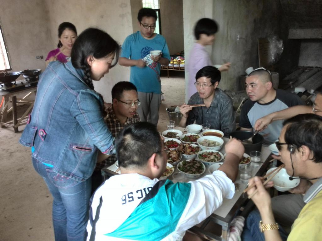 大人們盡享農(nóng)家美食