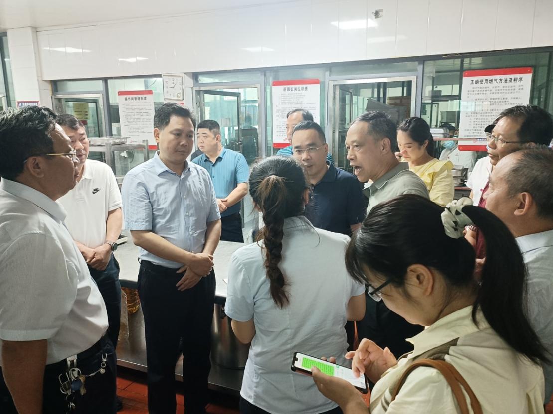 圖三 向乾勇、劉鐵銘、劉鐵峰等人,聽取長沙錦茂餐飲管理公司項目經(jīng)理匯報食堂天燃?xì)馐褂们闆r。