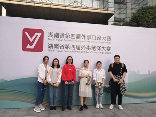 圖片包含 人員, 戶外, 地面, 建筑物描述已自動(dòng)生成