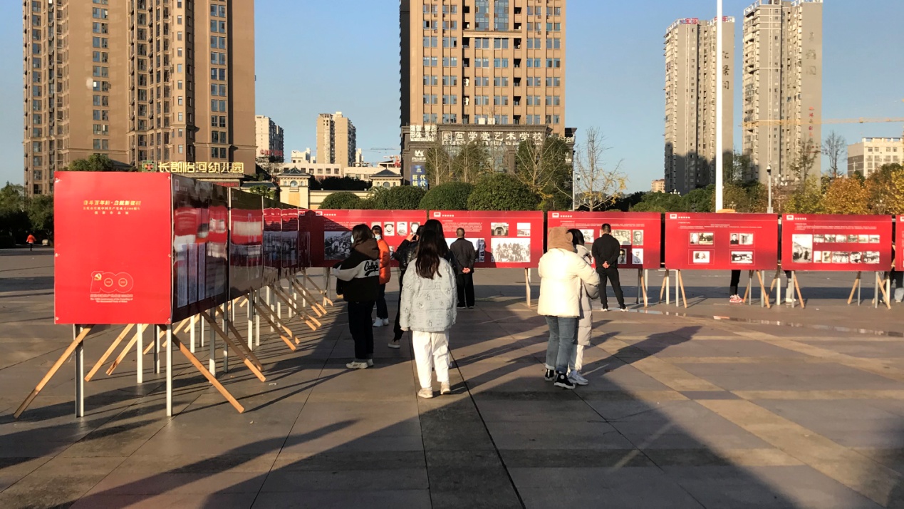 學(xué)生和市民觀展