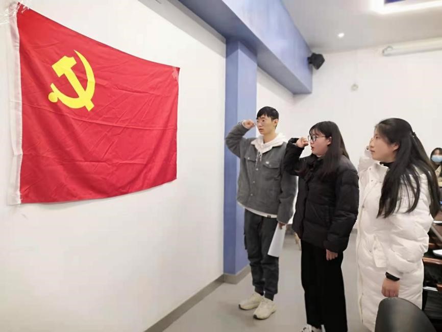 圖二 新接受預(yù)備黨員宣誓