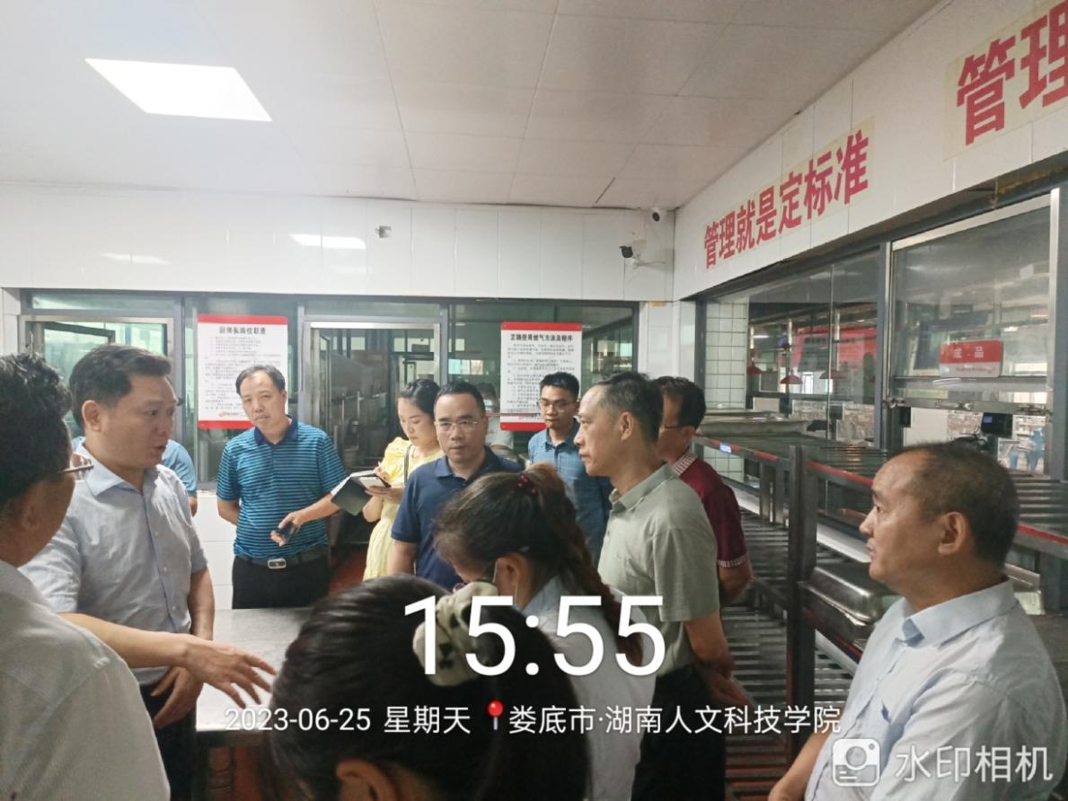 圖四 向乾勇、劉鐵銘、劉鐵峰現(xiàn)場進(jìn)行工作交流,查漏補缺,力保校園安全生產(chǎn)。