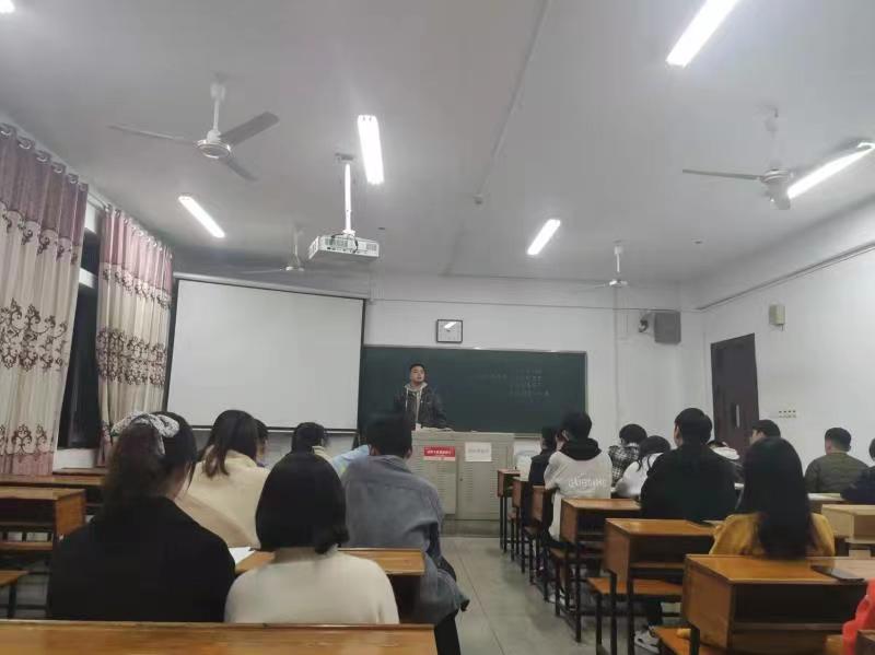 圖一 學(xué)生會主席主持會議