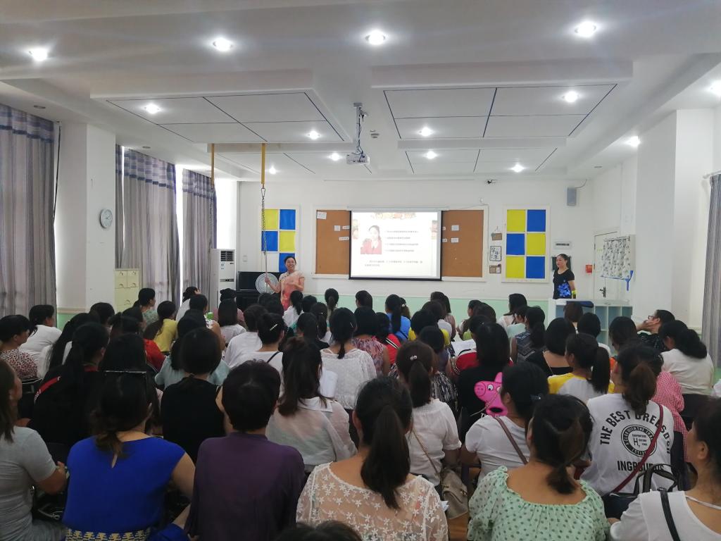 學員在婁底市菲米力幼稚園實地聽課