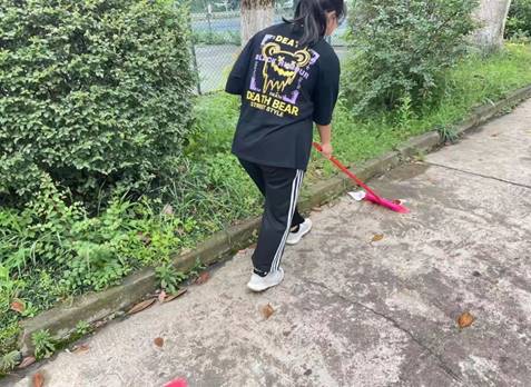 樹林前的花園里站著人低可信度描述已自動(dòng)生成