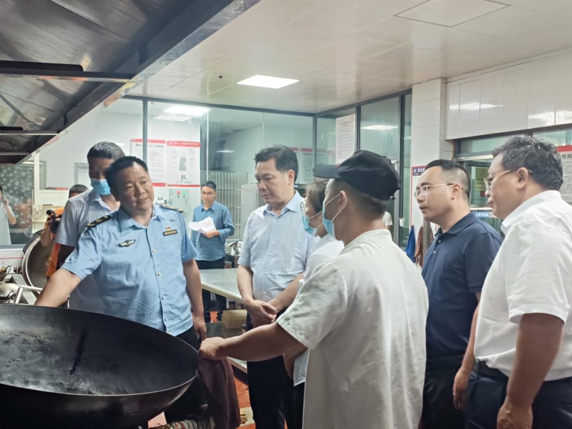 在此輸圖一 向乾勇現(xiàn)場查看天然氣使用器具、讓市場監(jiān)管局領(lǐng)導(dǎo)查驗燃?xì)馐褂檬欠褚?guī)范,器具是否經(jīng)過專業(yè)部門定期檢驗、是否在保質(zhì)期內(nèi),連接灶臺的管道是否規(guī)范等,查驗是否有發(fā)生緊急情況的應(yīng)急處置機制,詢問食堂工作人員是否接受過相關(guān)培訓(xùn),發(fā)生緊急情況能否有效應(yīng)對等。