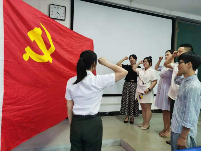 圖1 新黨員面對黨旗宣誓