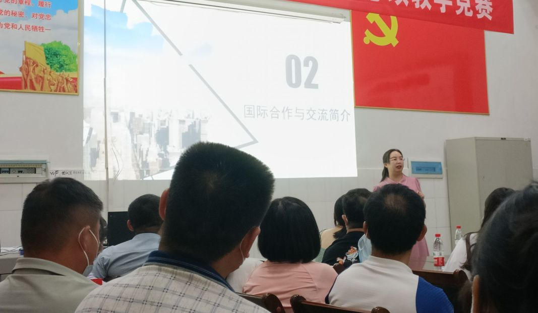 黃敏主任介紹中外合作情況
