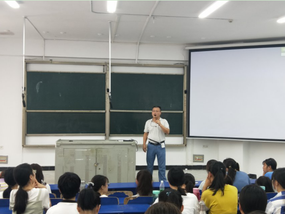 劉超良院長做大學(xué)生學(xué)習(xí)與生活建議的報(bào)告