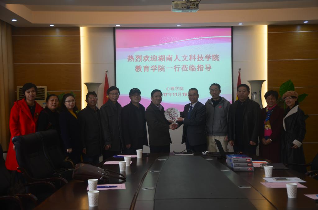 圖為,賓主雙方互贈紀念品并合影留念。 陳尚恒攝影