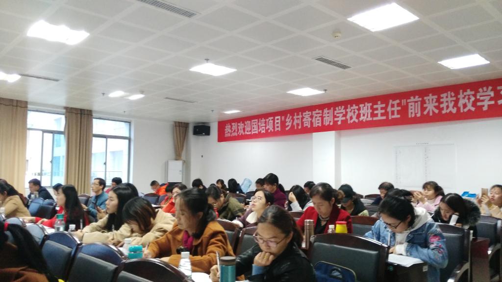聚精會(huì)神的學(xué)習(xí)現(xiàn)場(chǎng)
