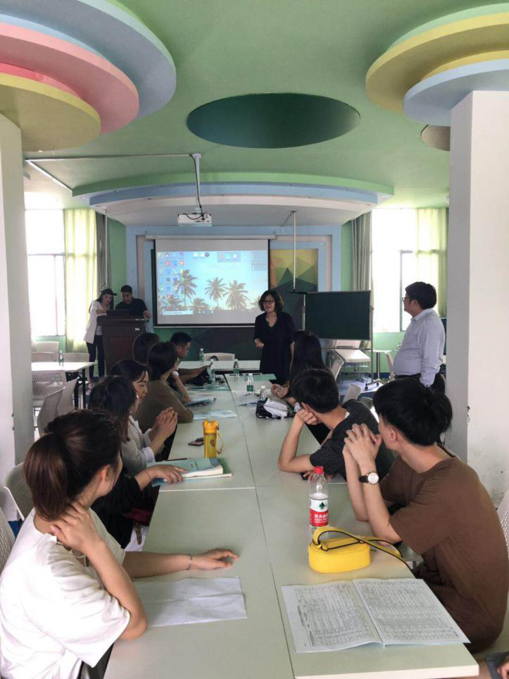 圖為:陳莉老師進(jìn)行宣講