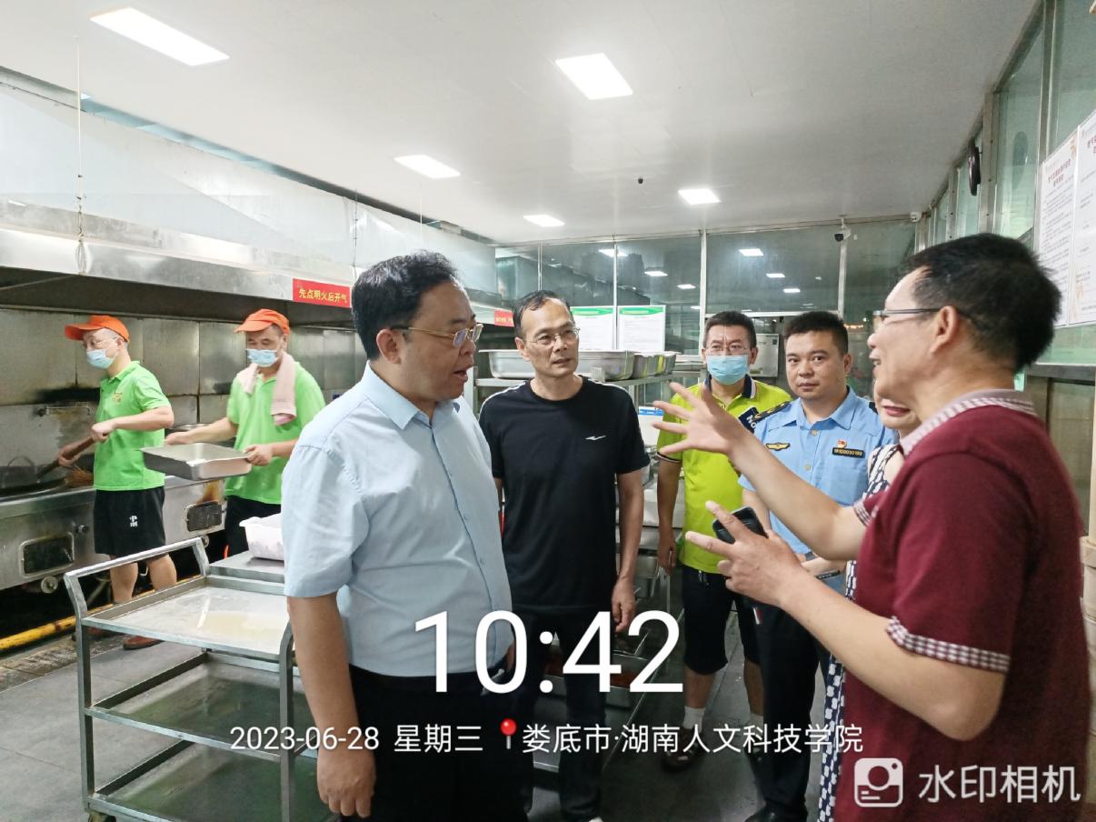 圖2 蔣天海副市長在操作間檢查食品安全、同時聽取我校后勤基建處餐飲科負(fù)責(zé)人李小平的工作匯報