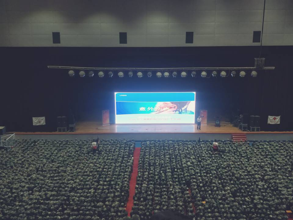 中南大學(xué)湘雅醫(yī)院急診科主任李小剛教授在講授《意外傷害和徒手心肺復(fù)蘇》
