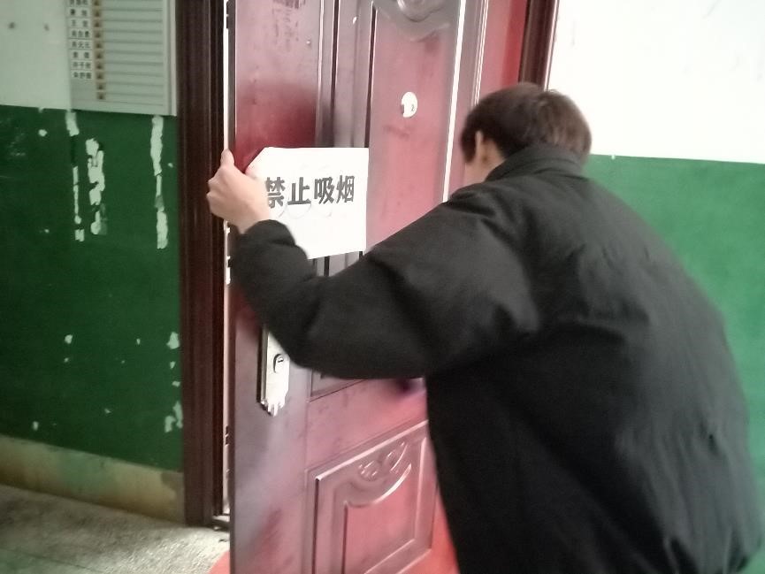 (入黨積極分子正在積極清潔灰塵)