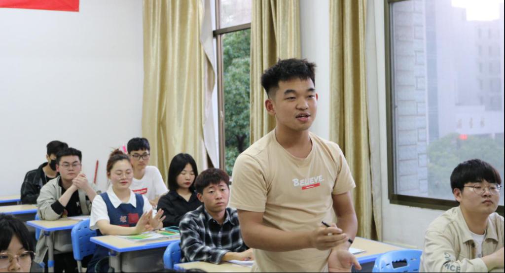 學(xué)員代表胡靖勇同學(xué)發(fā)言