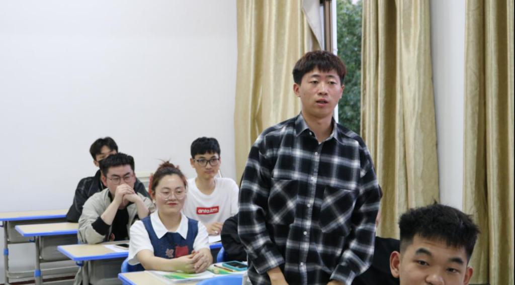 學(xué)員代表龍波同學(xué)發(fā)言