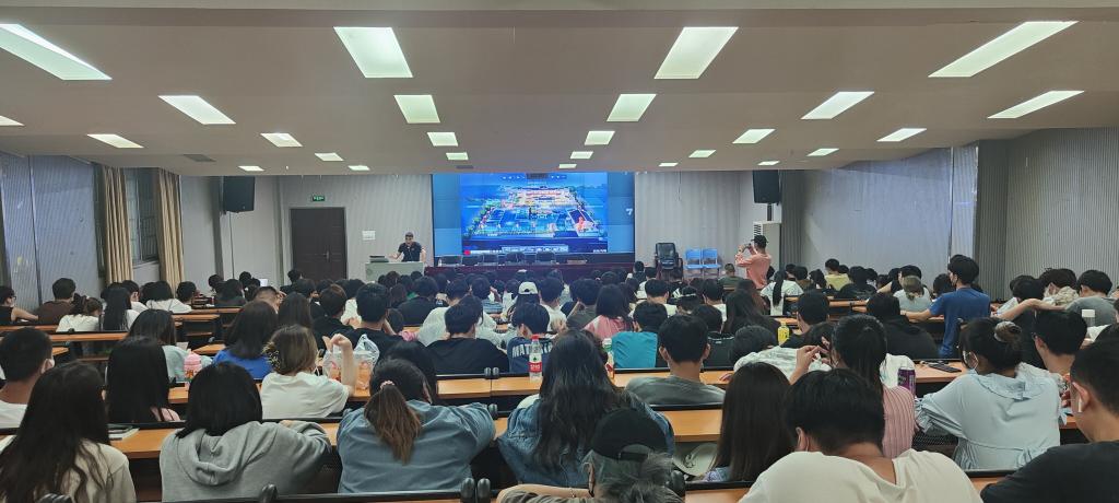 圖三:同學(xué)們耐心聽取講座
