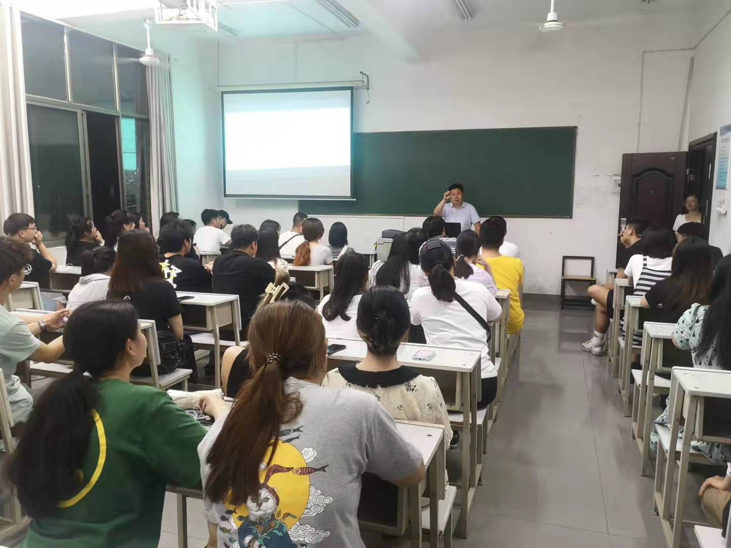 帶隊老師在逸夫樓4樓教室給同學(xué)們開動員大會