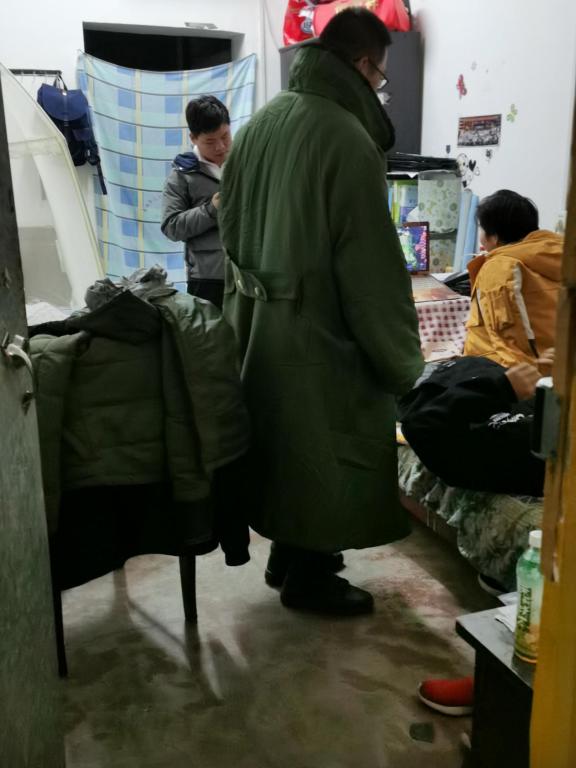 圖一 生活部副部長在對寢室安全隱患進行排查