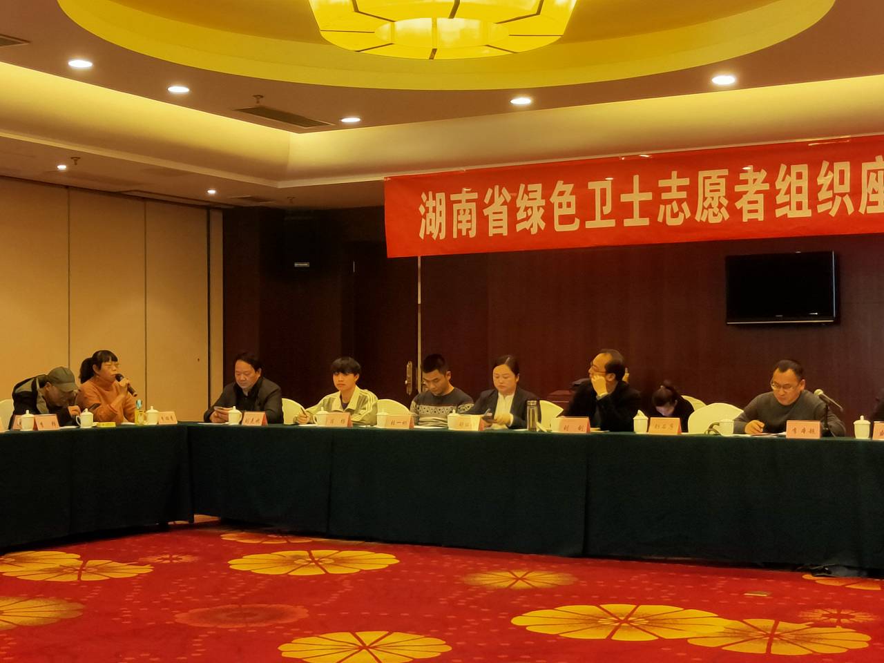 陳楊(左起四)參加座談會