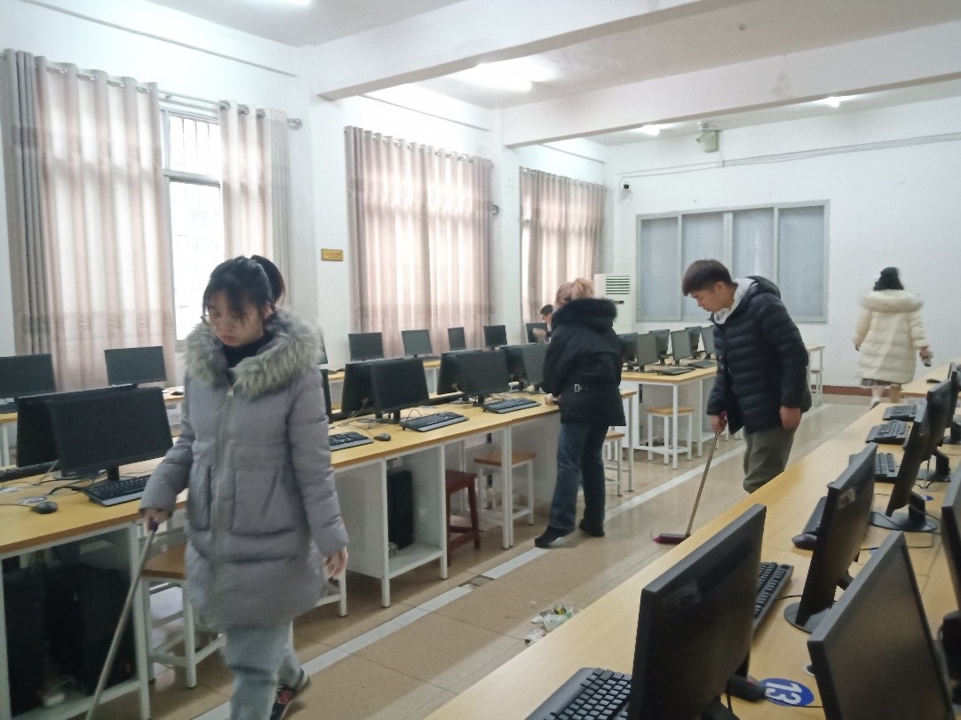 (大家正在積極打掃養(yǎng)根樓機(jī)房)