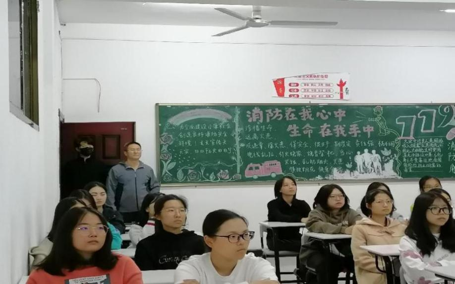 老師們對(duì)活動(dòng)進(jìn)行指導(dǎo)