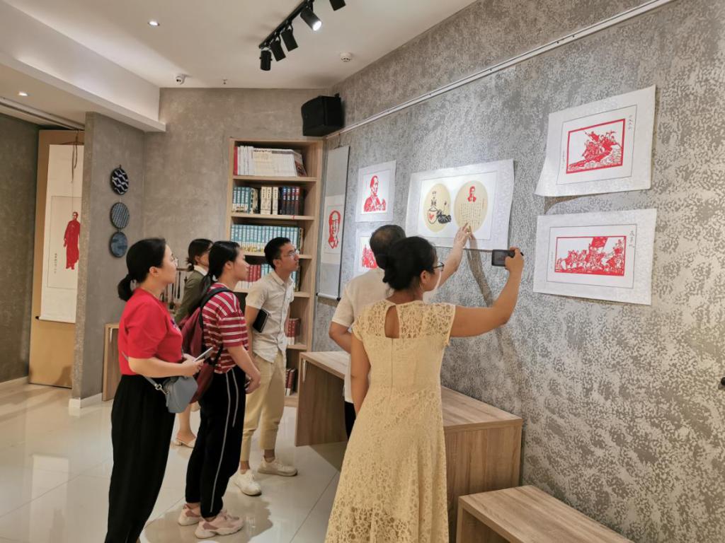 觀看《我和我的祖國》不忘初心,牢記使命——尹湘峰紅色剪紙作品展