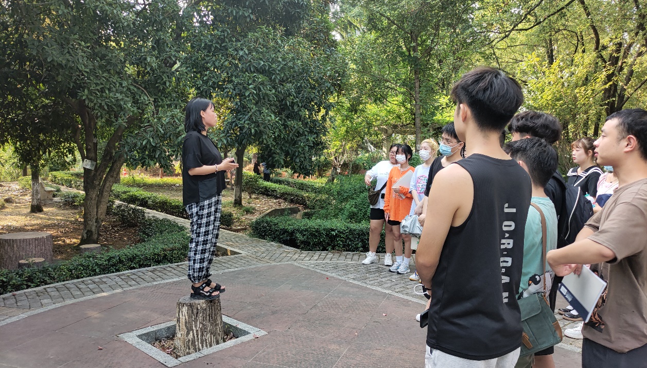 (圖一:黨員教師李衛(wèi)婷安排課程內(nèi)容及要求學(xué)生們做好課程的準(zhǔn)備工作)