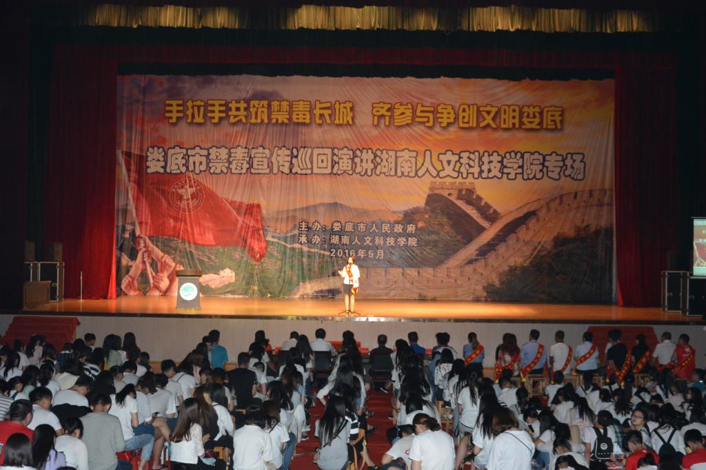 圖為出席活動(dòng)領(lǐng)導(dǎo)與演講團(tuán)成員合影