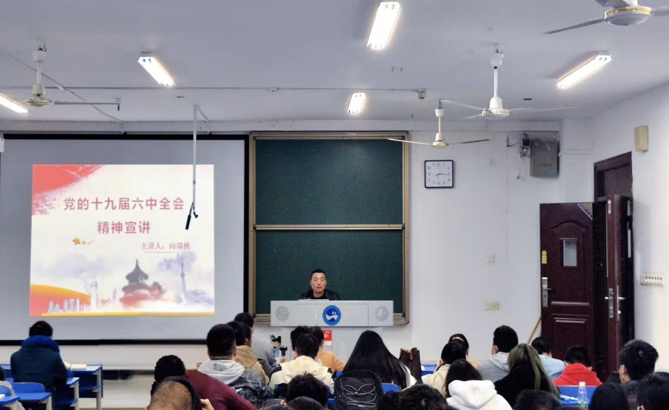 圖二 研究生教育教學(xué)部副書記向瑞桃講話
