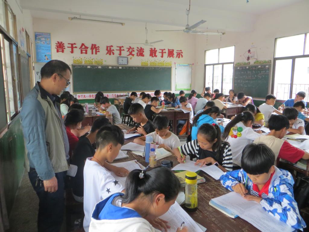 項目組在漣源伏口中學(xué)做青少年心理素質(zhì)狀況調(diào)查