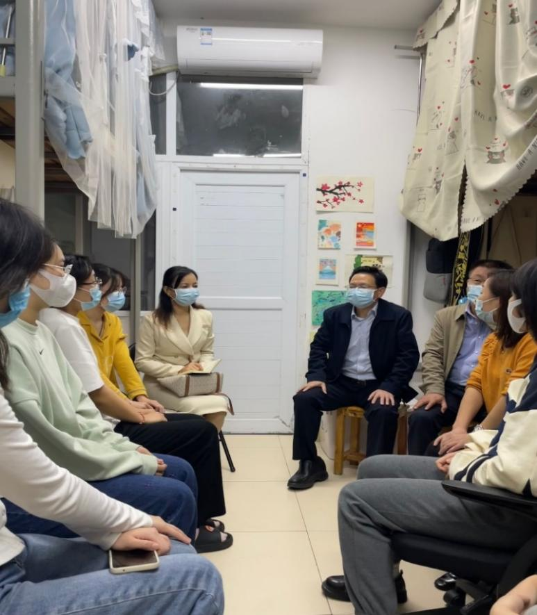 副校長陳志國、院長劉超良、學(xué)工處副處長曹宇、院黨總支副書記田密與學(xué)生深入交談