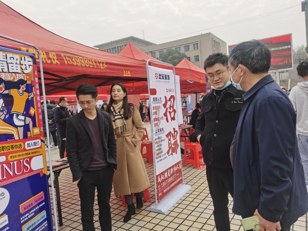 謝光繹與用人單位接洽交流