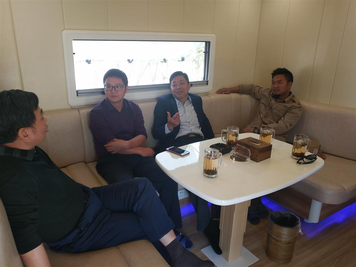 歸古設計方案溝通(左一:市文旅投董事長伍岳,左二:設計負責人李喜群, 右二:市人大副主任彭增光,右一:歸古董事長歐陽仲華)業(yè)設計實踐活動