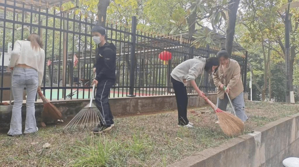 同學(xué)們在清掃白色垃圾